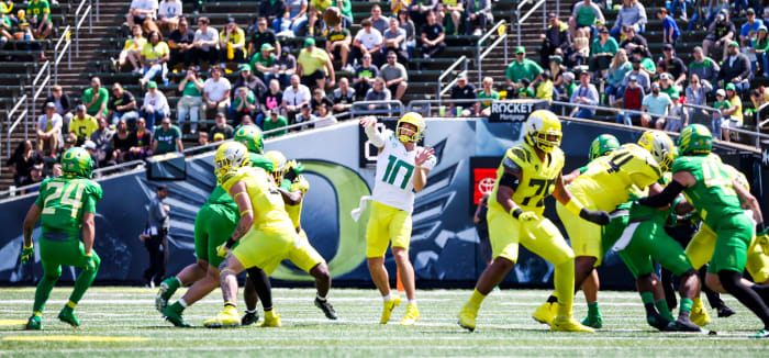 Quarterback Bo Nix throws a pass during the 2022 spring game.